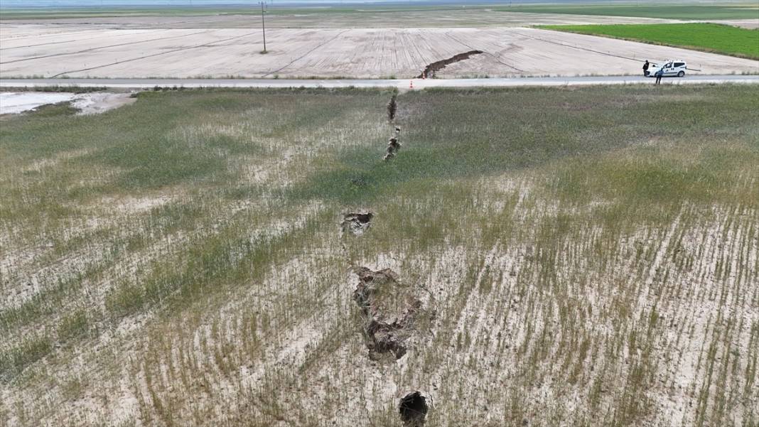 Konya’nın kurak ilçesinde toprak yarıldı! Yol ortadan ikiye ayrıldı 11
